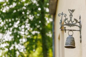 a bell hanging on the side of a building at Koetshuis Buitenplaats Iepenoord in Oostkapelle