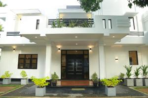Biały dom z czarnymi drzwiami wejściowymi w obiekcie Charly breeze w mieście Ahangama