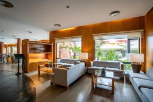 a living room with two couches and a table at Posadas de Espa&ntilde;a Pinto in Pinto