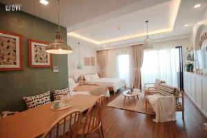 1 dormitorio y sala de estar con mesa de comedor. en FLC SEATOWN QUY NHƠN, en Quy Nhon