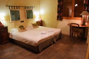 Un dormitorio con una cama, una mesa y un escritorio. en 9-Bed Chalet with Easy Access to Avoriaz 1800, en Morzine