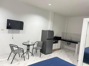 Η κουζίνα ή μικρή κουζίνα στο banrimkhao (บ้านริมเขา)bangtao