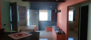 uma sala de estar com paredes cor-de-rosa e azul e um sofá em Casa BRISA DO MAR Abaís em Praia Da Caueira
