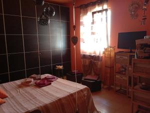A bed or beds in a room at Shanti Ca' casa indipendente con giardino