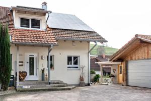 ein Haus mit Sonnenkollektoren auf dem Dach in der Unterkunft Ferienwohnung Heimatschön in Münstertal