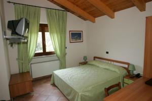 A bed or beds in a room at Hotel la Colletta