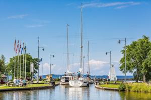 a group of boats are docked in a harbor at Perssons i Backens Pensionat- Sjötorps Vandrarhem & Rum in Sjötorp