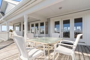 Balkón nebo terasa v ubytování Genuine Holden Beach Ocean front with private pool and great beach views