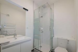 a bathroom with a shower and a toilet and a sink at VILLE ET VOLCANS - Maison 9 couchages avec garage et extérieur in Clermont-Ferrand