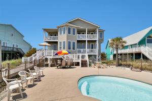 Πισίνα στο ή κοντά στο Holden Dreams Brunswick Vacation Rentals Ocean Front with private heated pool and elevator