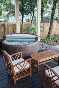 Hồ bơi trong/gần Secret Garden Studio w/ Hot Tub: Near Forsyth Park