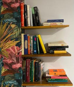 a book shelf filled with lots of books at Nel cuore di Pescasseroli in Pescasseroli