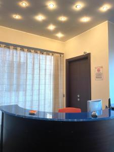 - une salle de réunion avec une table et deux chaises dans l'établissement Nacional B&B, à Monforte San Giorgio Marina
