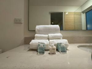 a bathroom with towels and candles on a counter at La mejor ubicación en Playa! in Playa del Carmen +47 photos