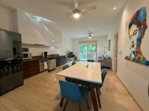 a kitchen and dining room with a table and chairs at La mejor ubicación en Playa! in Playa del Carmen