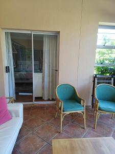 - un salon avec deux chaises et un canapé dans l'établissement Wave Echo, à Plettenberg Bay