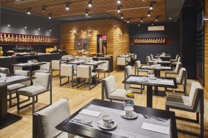 a restaurant with tables and chairs and a bar at Silken Gran Teatro in Burgos