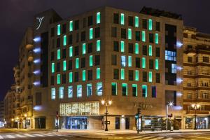 un edificio con luci verdi e blu sopra di Silken Gran Teatro a Burgos
