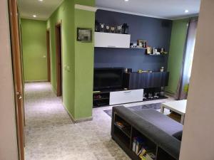 Un televizor și/sau centru de divertisment la 2 bedrooms apartement with wifi at Barbastro