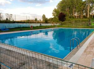 une grande piscine d'eau bleue dans l'établissement 2 bedrooms appartement with wifi at Tubilla del Lago, à Tubilla del Lago