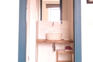 een badkamer met een wastafel op een plank bij 2 bedrooms appartement with terrace at Finocchito in Finocchito