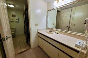 Un baño con lavabo y un espejo grande. en Atrium Condo Standard - Sleeps 4 103, en Cabo Cañaveral 7 fotos más
