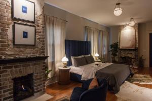 A bed or beds in a room at Intimate Library Studio - Minutes to Forsyth Park