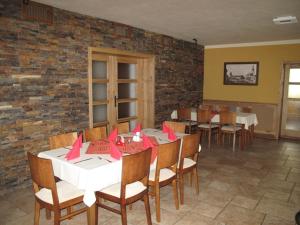 une salle à manger avec des tables et des chaises avec du papier rouge sur elles dans l'établissement Penzion - Restaurace Na Mýtě, à Sezimovo Ústí