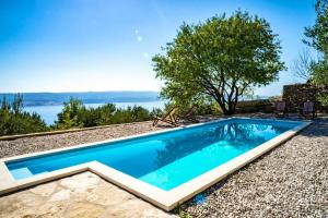 בריכת השחייה שנמצאת ב-3 bedrooms house with private pool terrace and wifi at Lokva Rogoznica או באזור