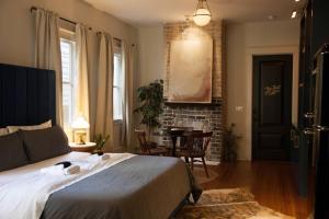 1 dormitorio con 1 cama y comedor con mesa en Intimate Library Studio - Minutes to Forsyth Park, en Savannah
