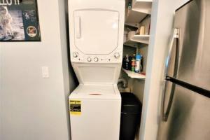 een wasmachine en droger bovenop een koelkast bij Atrium Oceanview Condo - Sleeps 4 Guests 109 in Cape Canaveral
