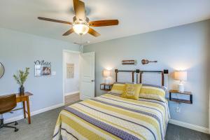 una camera con letto e ventilatore a soffitto di Lovely Scottsville Home, Minutes to Bowling Green a Scottsville