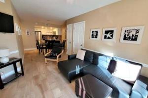 ケープ・カナベラルにあるPatio Condo Superior - Sleeps 6 Guests 204の青いソファとテーブルのあるリビングルーム