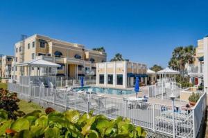 een resort met een zwembad en een gebouw bij Direct Oceanview Penthouse - Sleeps 6 301 in Cape Canaveral