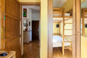 um quarto com um beliche e uma porta em 2 bedrooms apartement with wifi at Madrid em Madri