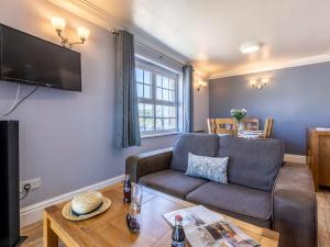 A seating area at 2 Bed in Croyde 87751