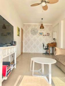 ポルティマンにある2 bedrooms apartement at Portimao 10 m away from the beach with wifiのリビングルーム(ソファ、テーブル付)