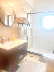 ein Bad mit einem Waschbecken und einer Dusche in der Unterkunft 2 bedrooms apartement at Portimao 10 m away from the beach with wifi in Portimão
