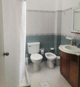 uma casa de banho com um WC e um lavatório em Flor de Loto em Durazno