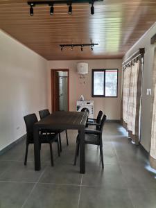 ドゥラスノにあるFlor de Lotoのテーブルと椅子のあるダイニングルーム