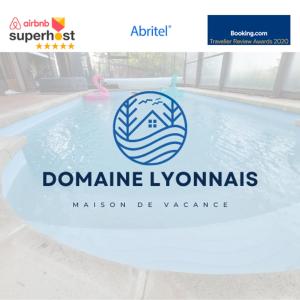 ein Schwimmbad mit einem Hyundai-Logo auf der Domäne in der Unterkunft Le domaine lyonnais pour groupe in Violay