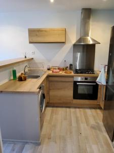 cocina con fregadero y fogones en appartement entre Mer et Corbières, en Cuxac-dʼAude