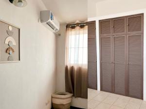 a bathroom with a toilet and a window at Frente al mar loft in Puntarenas