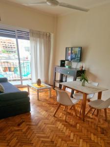 a living room with a couch and a table and chairs at Centro de Buenos Aires in Buenos Aires