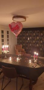 CasseneuilAppart'moderne的用餐室配有带蜡烛的桌子 更多4张照片