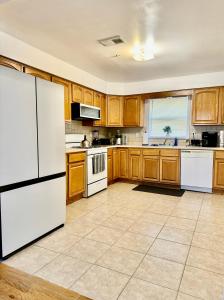 Dapur atau dapur kecil di Stylish Evergreen Apartment By Newark Airport