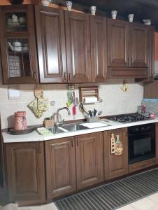 A kitchen or kitchenette at Shanti Ca' casa indipendente con giardino