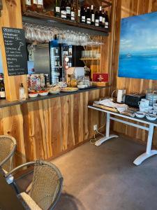 a bar with a table and chairs in a restaurant at Perssons i Backens Pensionat- Sjötorps Vandrarhem & Rum in Sjötorp