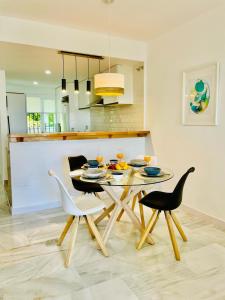 Η κουζίνα ή μικρή κουζίνα στο 2 Bed Ground Floor Apartment With Pool & Parking +13 φωτογραφίες