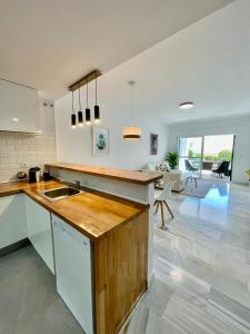 Η κουζίνα ή μικρή κουζίνα στο 2 Bed Ground Floor Apartment With Pool & Parking